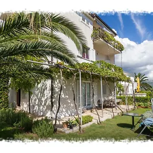 https://hostel-oktarin.hotels-in-trogir.com